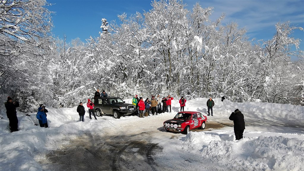 Presseteamet følger de danske deltagere hele vejen i Monte i Frankrig. Her er Lars Hindsgaul og Arne Pagh på vej i en hårnål i højderne over Provence.
(Foto: Viggo Johansen, rallypics.dk)